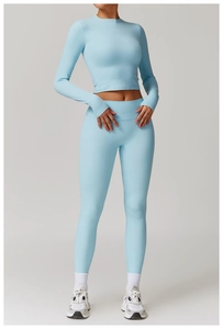 Détail d'un ensemble de yoga bleu clair avec manches à passe-pouce et leggings taille haute