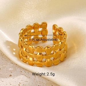 Detail of golden adjustable chain ring showing 1.7cm diameter and 2.5g weight