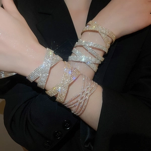 Détail de bracelets croisés double couche de luxe avec pavé de diamants argent et or