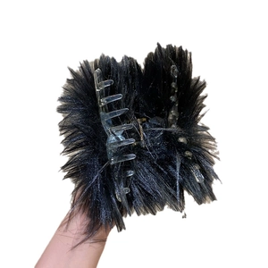 Pince à cheveux surdimensionnée en fausse fourrure noire accessoire d'hiver en peluche