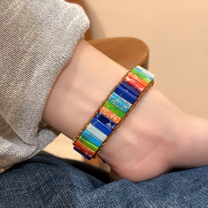 Gros plan d'un bracelet bohème avec perles de pierre colorées au poignet
