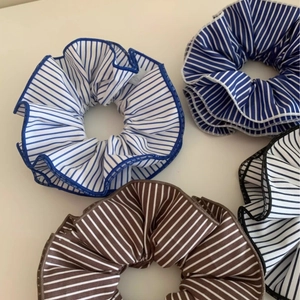 Lot de grands chouchous en tissu rayé bleu, marron et noir pour la coiffure