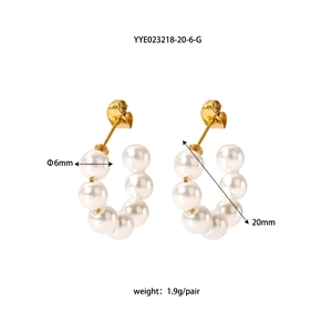 Makro-Detail goldener C-förmiger Ohrringe mit 6mm Perlen und Produktabmessungen