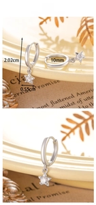 Détail de boucles d'oreilles étoile argentées avec dimensions 2,02cm et 10mm de diamètre