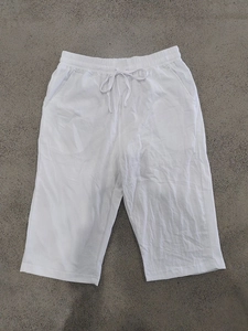 Weiße Leinen-Shorts mit elastischem Tunnelzugbund und Seitentaschen in Flachbild