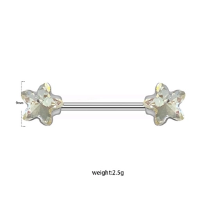 Detailansicht von Brustwarzenpiercings aus Edelstahl mit 9mm Zirkonia-Sternen