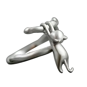 Anillo abierto de gato trepador en plata mate con diseño de rama ajustable y elegante