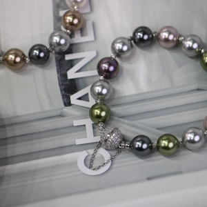 Bracelet de perles multicolores de luxe avec fermoir magnétique diamanté et chaîne
