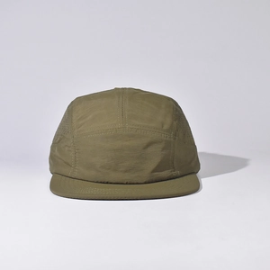 Détail de la casquette camp à 5 panneaux olive avec trous de ventilation au laser