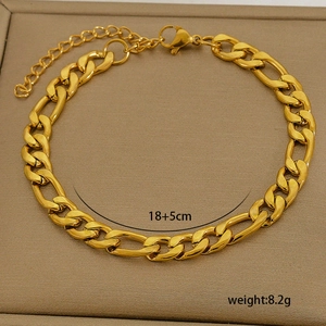 Detailed top view of 18K gold plated Figaro chain bracelet with 18+5cm length and 8.2g weight