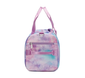 Détail latéral du sac de voyage avec imprimé nébuleuse, poche zippée et anneau en D
