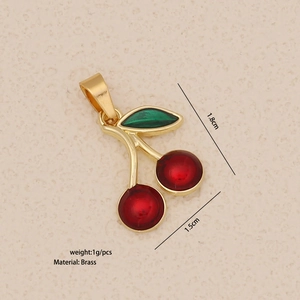 Pendentif cerise doré avec gemmes rouges et feuille verte en laiton de 1,8 cm