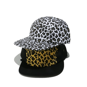 Flat brim 5-panel leopard print baseball cap with metal eyelets and street style