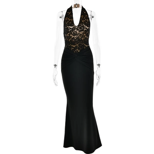 Robe de soirée licou en dentelle noire élégante avec une silhouette sirène ajustée