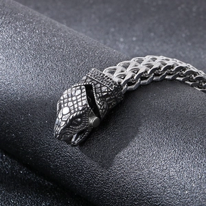 Dettaglio della chiusura a testa di serpente vintage su una spessa catena cubana argento