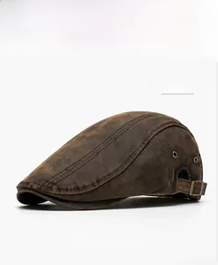 Détail du béret marron café montrant la texture cuir, les œillets et la sangle réglable