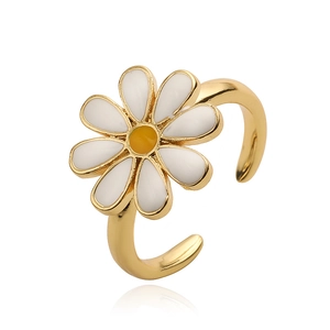 Adjustable gold ring featuring a fresh white daisy flower with a yellow center