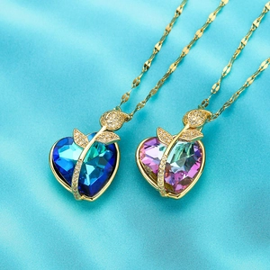 Collana placcata oro 18K con ciondoli a cuore in cristallo blu e rosa e rose dorate