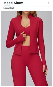 Détail de la veste de yoga rouge lave avec passe-pouces et fermeture éclair du col