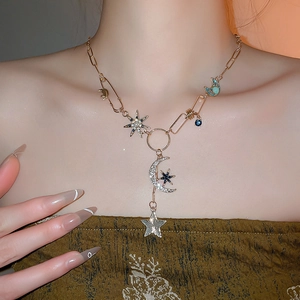 Détail du collier pendentif étoile et lune avec cristaux bleus sur mannequin