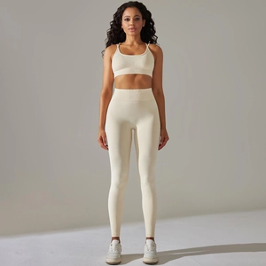 Vue détaillée de l'ensemble de yoga crème sans couture avec taille côtelée et tissu extensible