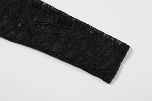 Détail des manches longues en dentelle florale noire sur une robe d'été de style bohème