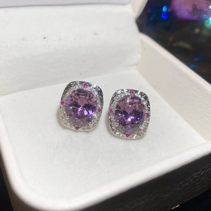 Prachtige elegante zilveren oorknopjes met ovale paarse zirkoon en fijne halo-accenten.