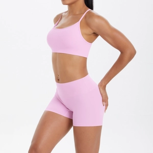 Vue latérale détaillée de l'ensemble de yoga rose avec brassière et short taille haute