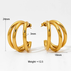 Détail de boucles d'oreilles créoles dorées à trois couches de 24mm avec dimensions