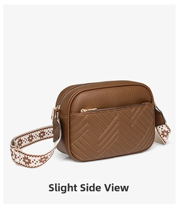 Dettaglio borsa a tracolla in pelle martellata marrone con cinturino jacquard vintage