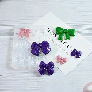 Vue détaillée du moule en silicone à 6 cavités pour nœuds avec pinces à cheveux en résine