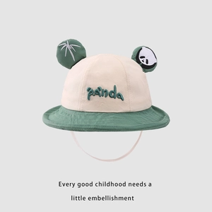 Dettaglio cappello pescatore panda in cotone con orecchie 3D e ricamo per bambini