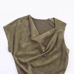 Dunkelgrünes Kleid in Wildlederoptik mit elegantem, asymmetrischem Faltenhalsausschnitt