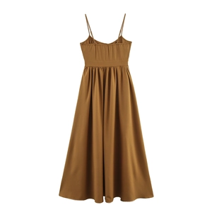 Longue robe marron à fines bretelles avec taille haute et dos plissé pour femme