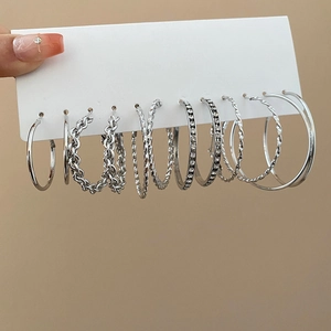 Détails de l'ensemble de boucles d'oreilles argentées avec créoles en cristal et torsadées