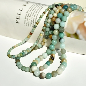 Vue détaillée du collier en perles d'amazonite naturelle sur fond de magazine