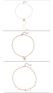 Vue détaillée de trois colliers plaqués or 18 carats avec pendentifs cœur, étoile et coquillage