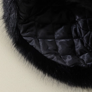 Détail de la doublure matelassée noire et de la bordure en fourrure du chapeau d'hiver