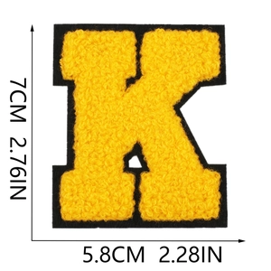 Dettaglio toppa ciniglia lettera K gialla con bordo nero dimensioni 7cm 2.76in