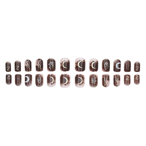 Faux ongles courts œil-de-chat marron avec motifs lune dorée et détails perles d'art