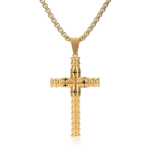 Détail du pendentif croix cylindrique doré avec texture bambou et motifs de croix noires