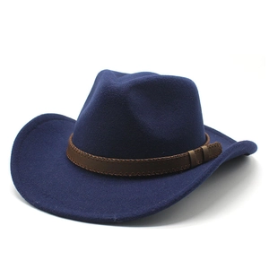 Détail de la bande décorative marron et des coutures sur le chapeau cowboy en laine bleu