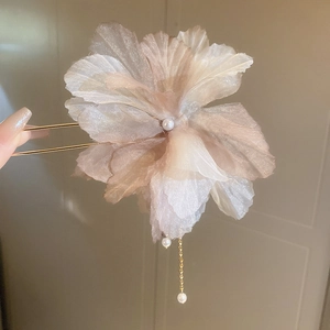 Détail d'épingle à cheveux fleur en tissu champagne avec pompons de perles dorées