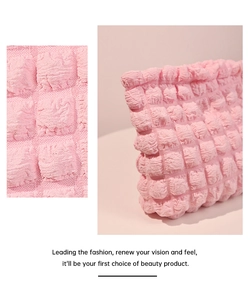 Detalle de tela con textura de burbujas rosa y vista completa de la bolsa de cosméticos
