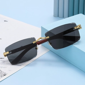 Detalle de gafas de sol polarizadas sin montura con puente metálico y patillas de madera
