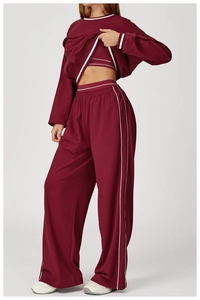 Détail de l'ensemble de jogging 3 pièces bordeaux avec rayures blanches et texture douce