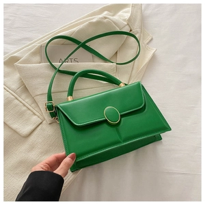 Détail du sac à main tendance en cuir PU vert vif avec fermoir métallique ovale doré