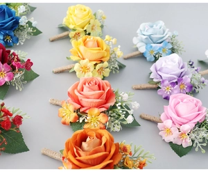 Détail de boutonnières de roses faites main avec tiges en corde de chanvre et couleurs variées