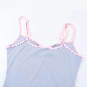 Nahaufnahme des hellblauen Rippstrick-Trägerkleids mit rosa Kontrastbesatz und Trägern
