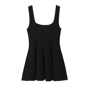 Mini abito nero senza maniche con scollo quadrato e silhouette a trapezio svasata